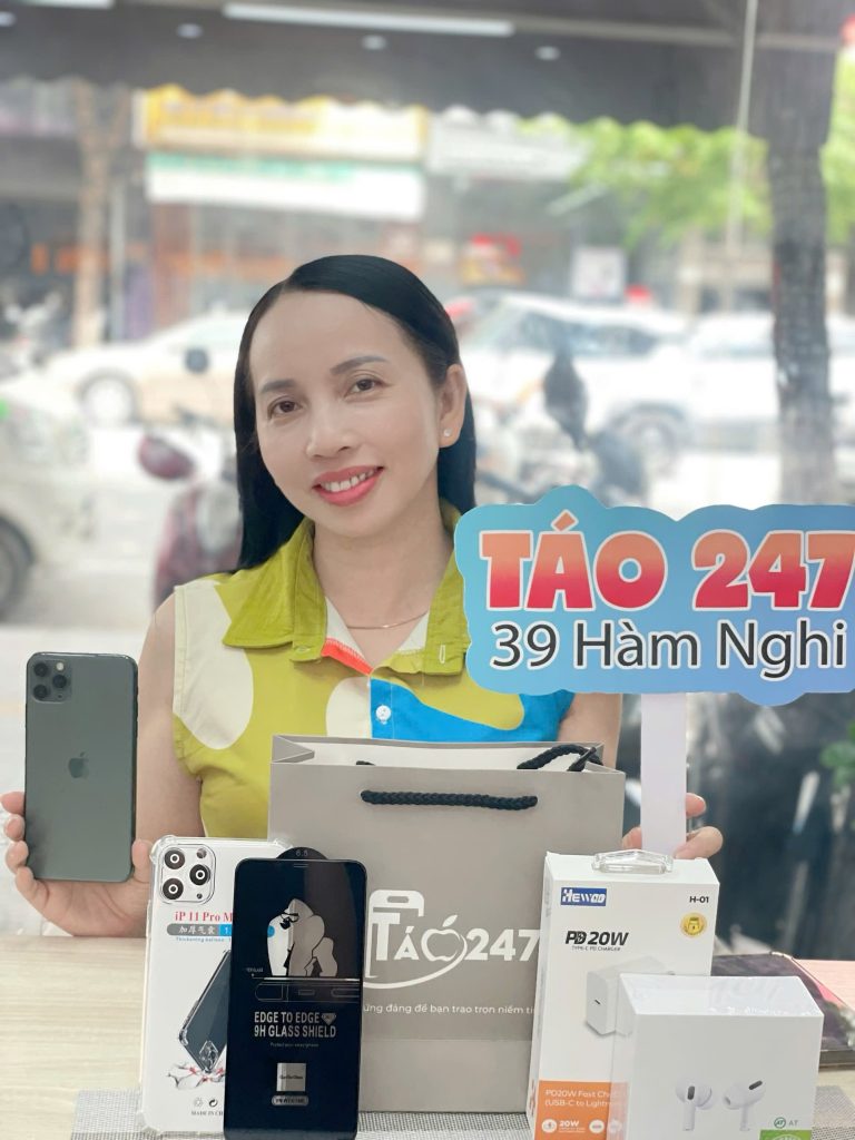 Khách hàng nhận iPhone 14 Pro Max cũ cùng phụ kiện tại Táo 247 - 39 Hàm Nghi, Đà Nẵng