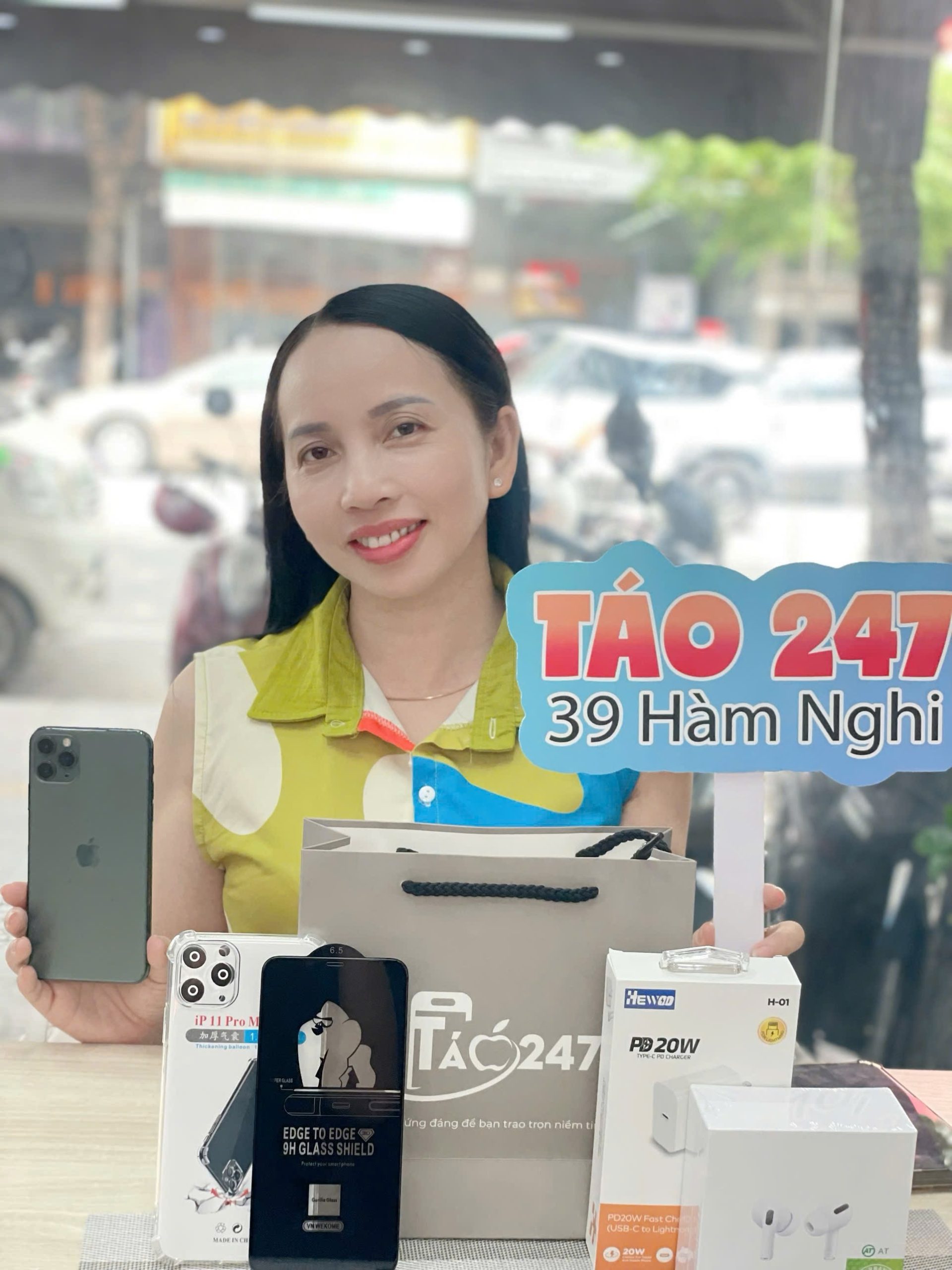 Khách hàng nhận iPhone 14 Pro Max cũ cùng phụ kiện tại Táo 247 - 39 Hàm Nghi, Đà Nẵng