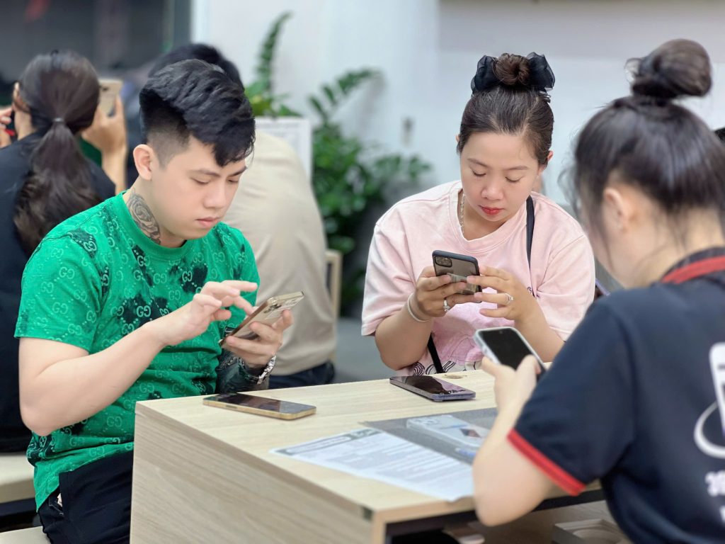 Khách hàng trải nghiệm iPhone 14 Pro Max cũ tại cửa hàng Táo 247 Đà Nẵng