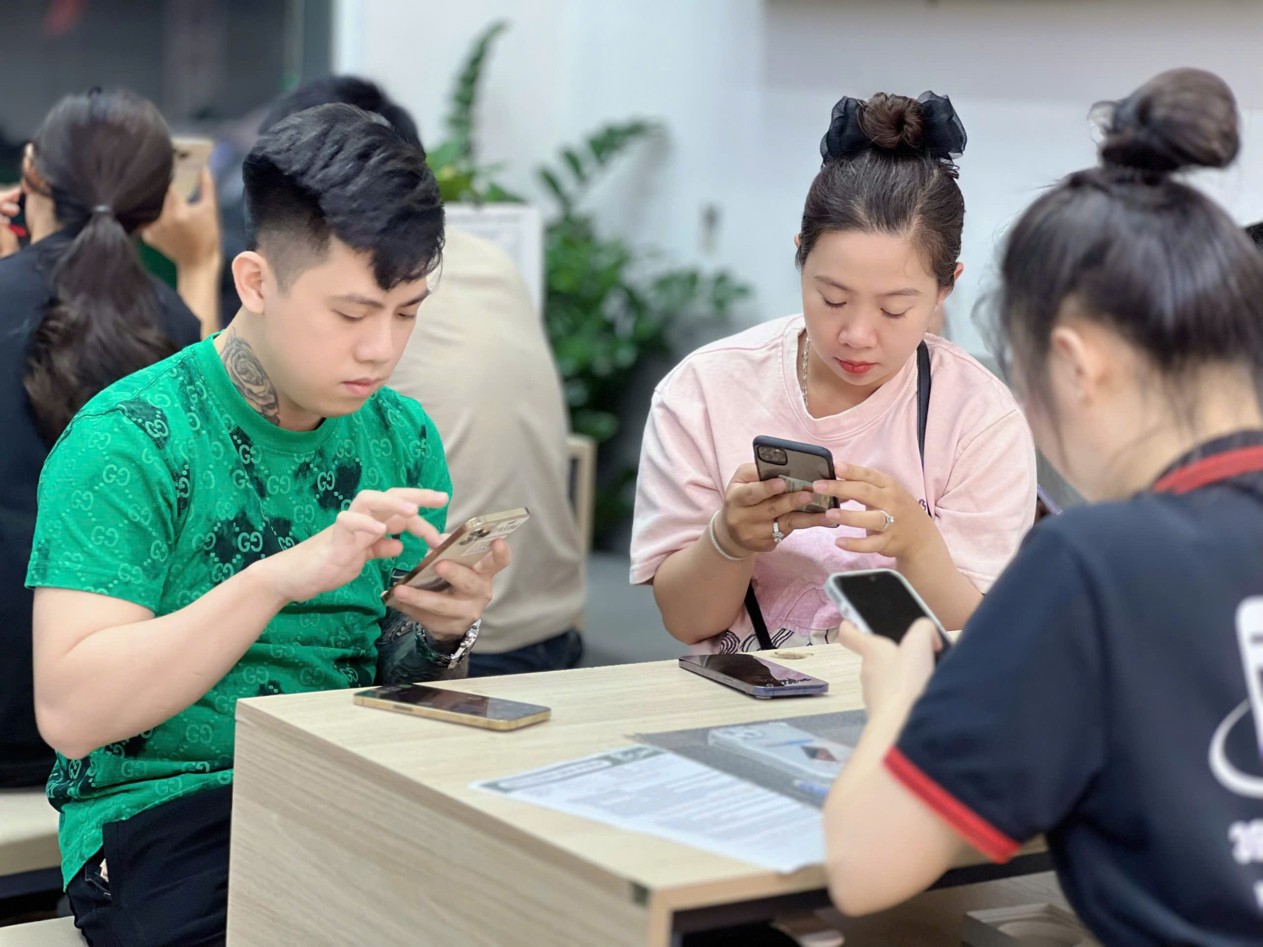 Khách hàng trải nghiệm iPhone 14 Pro Max cũ tại cửa hàng Táo 247 Đà Nẵng