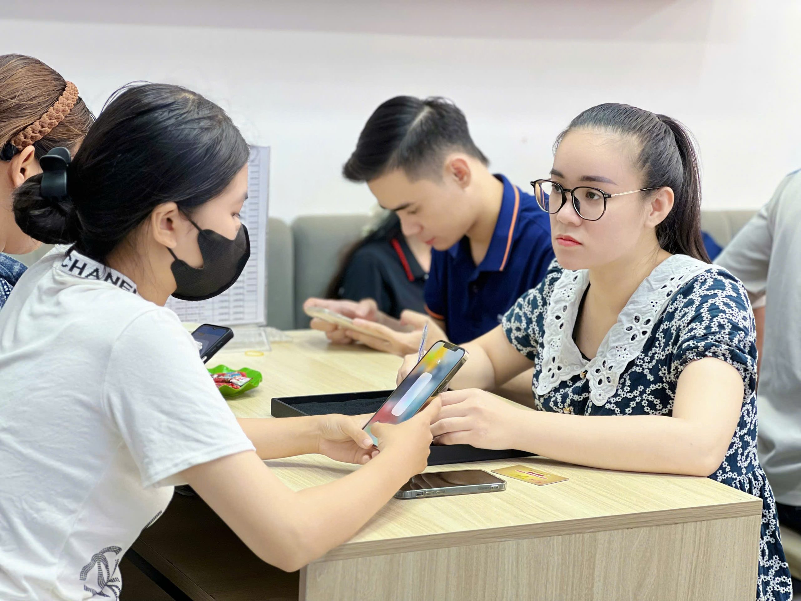 Khách hàng trải nghiệm iPhone 15 cũ tại Táo 247 Đà Nẵng – máy zin 100%, giá tốt, hỗ trợ trả góp dễ dàng