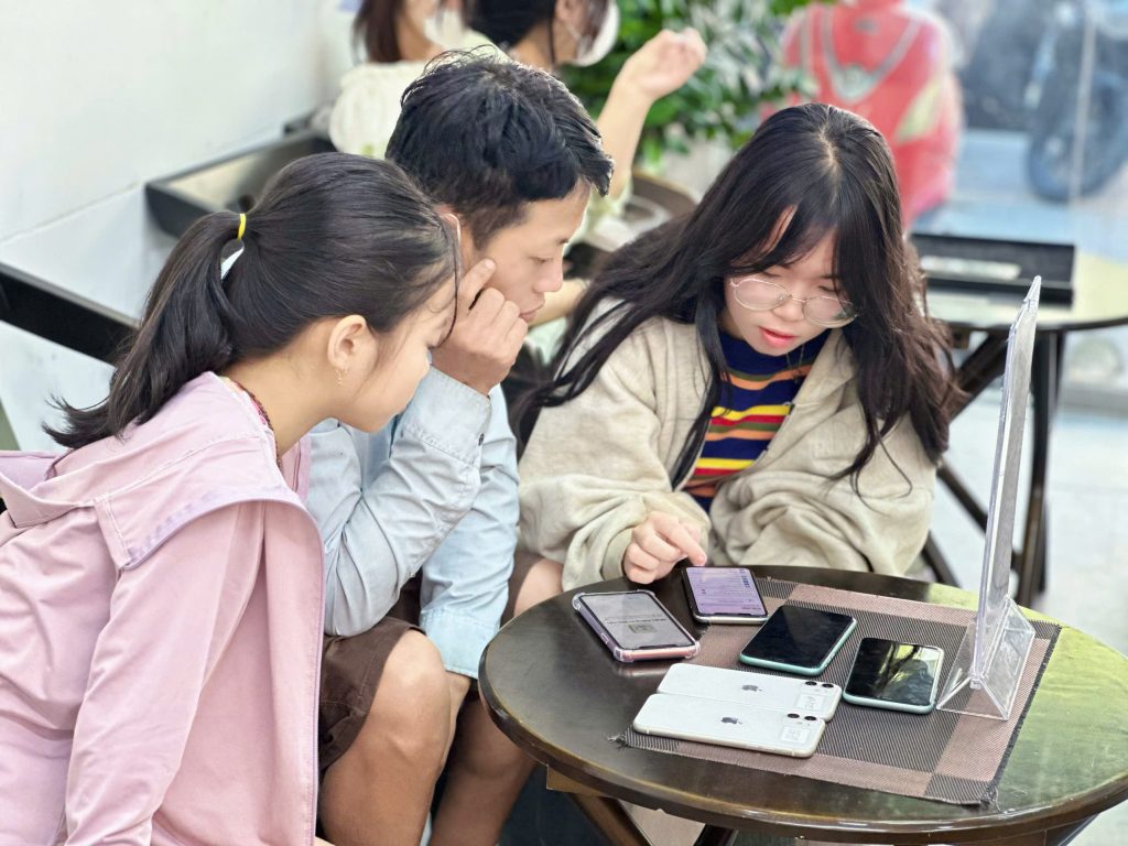 Khách hàng trẻ trải nghiệm iPhone 15 cũ tại Táo 247 Đà Nẵng – máy zin, đa dạng màu sắc, giá hợp lý
