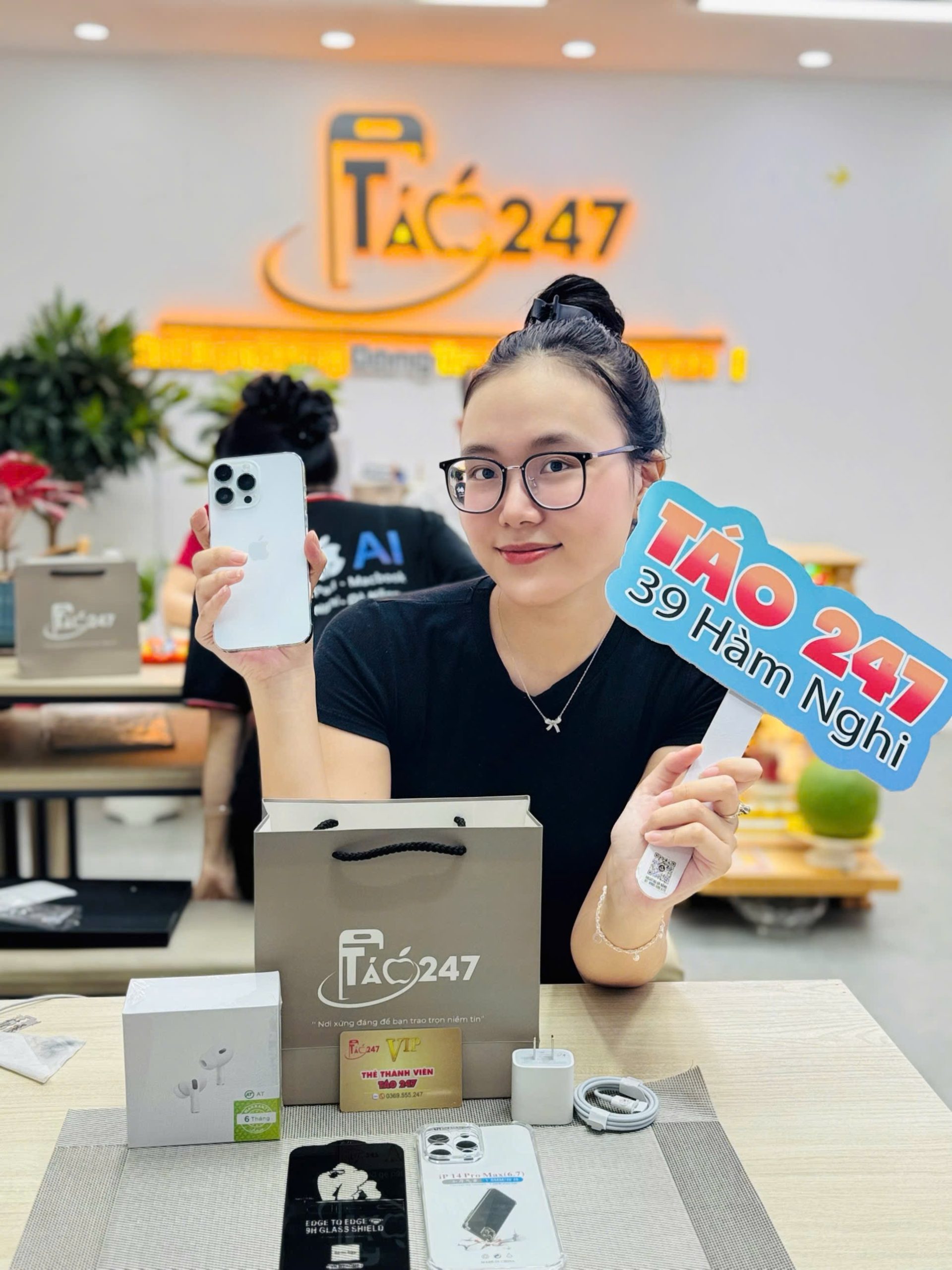 Khách hàng nhận iPhone 15 cũ tại cửa hàng Táo 247 Đà Nẵng – máy zin 100%, tặng phụ kiện, bảo hành 12 tháng