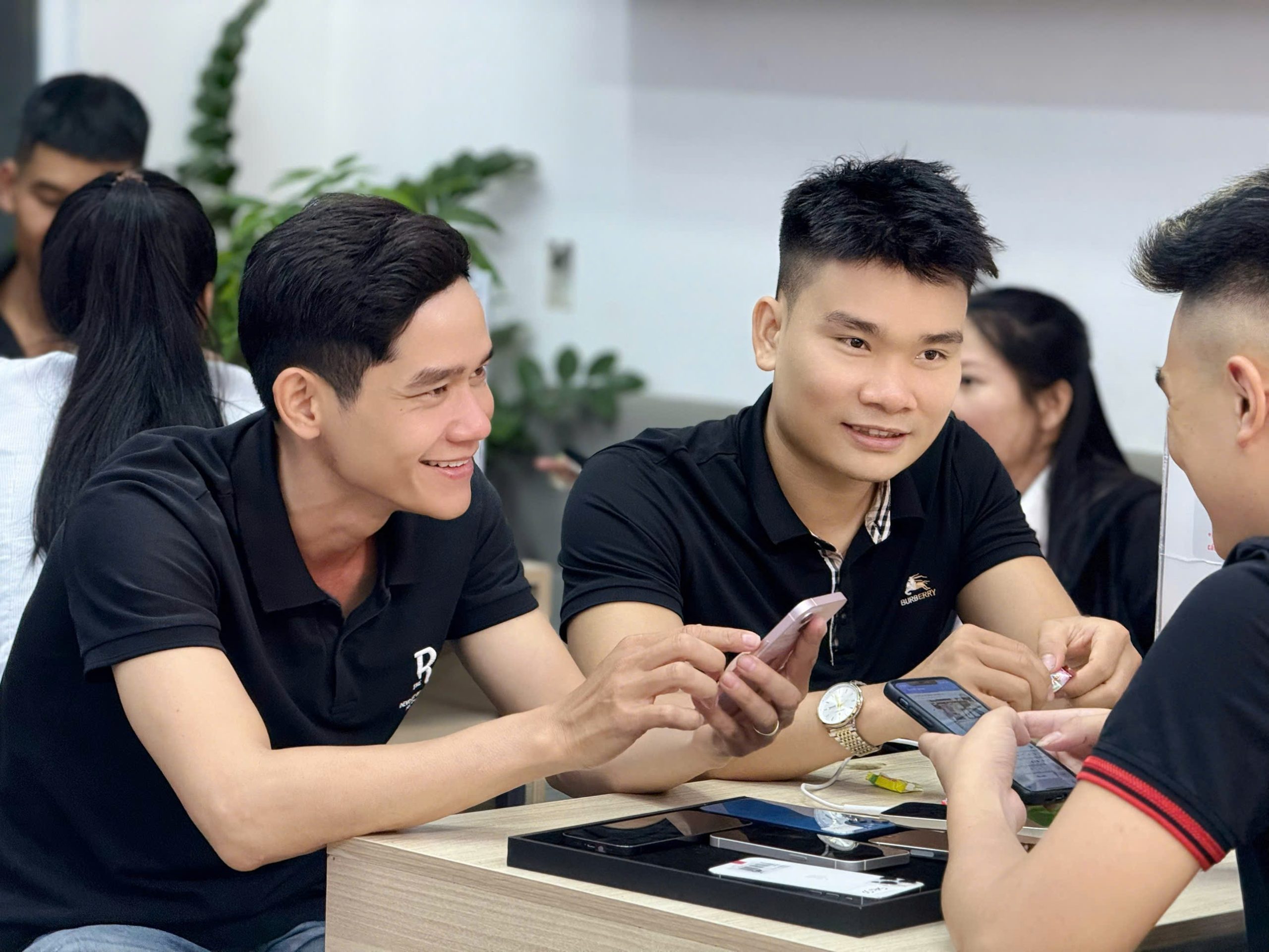 Khách hàng trải nghiệm và kiểm tra iPhone 15 cũ tại Táo 247 Đà Nẵng cùng đội ngũ nhân viên tư vấn nhiệt tình