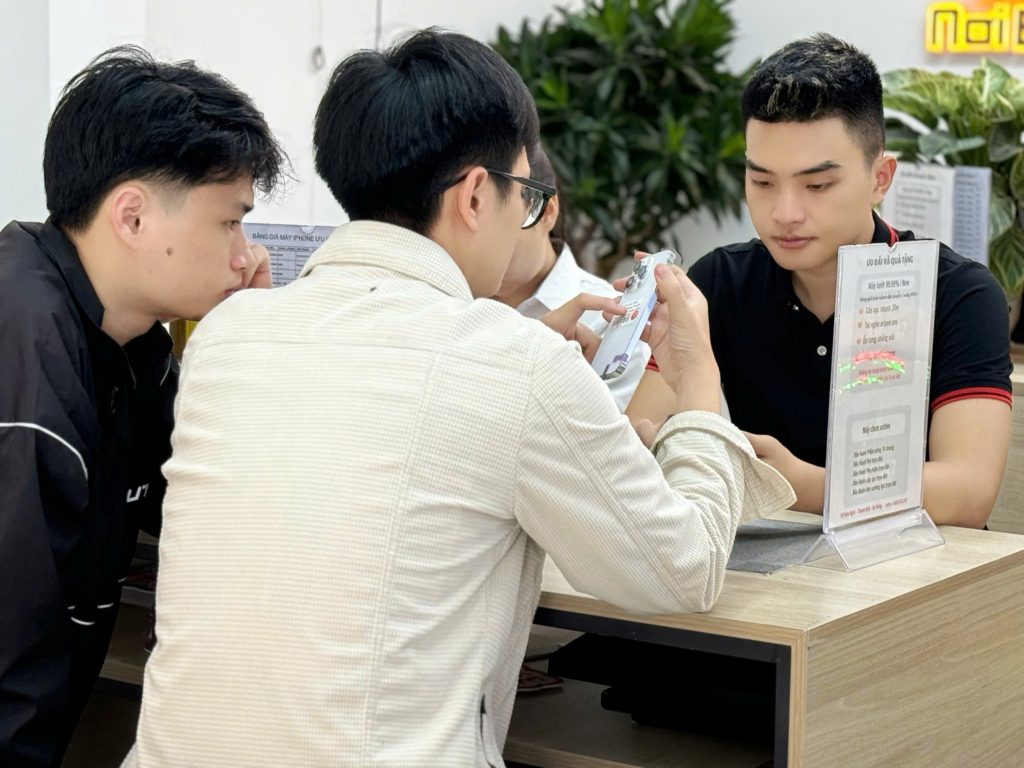 Khách hàng kiểm tra kỹ iPhone 15 cũ cùng nhân viên tại Táo 247 Đà Nẵng – máy zin, hỗ trợ tận tâm, giá minh bạch
