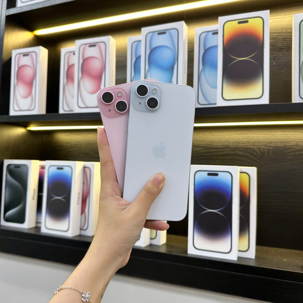 Khách hàng mua iPhone 15 mới chính hãng tại Táo 247 Đà Nẵng – đầy đủ màu sắc, nguyên seal.