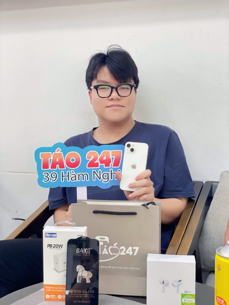 Khách hàng nhận iPhone 15 mới tại Táo 247 – 39 Hàm Nghi,
