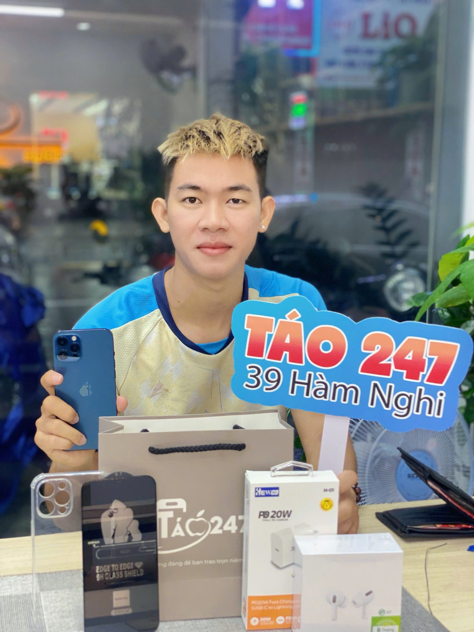 Khách hàng đánh giá hài lòng sau khi mua iPhone tại Táo 247 – 39 Hàm Nghi, Đà Nẵng.