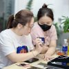 Khách hàng kiểm tra iPhone 15 Pro cũ tại Táo 247 Đà Nẵng trước khi mua