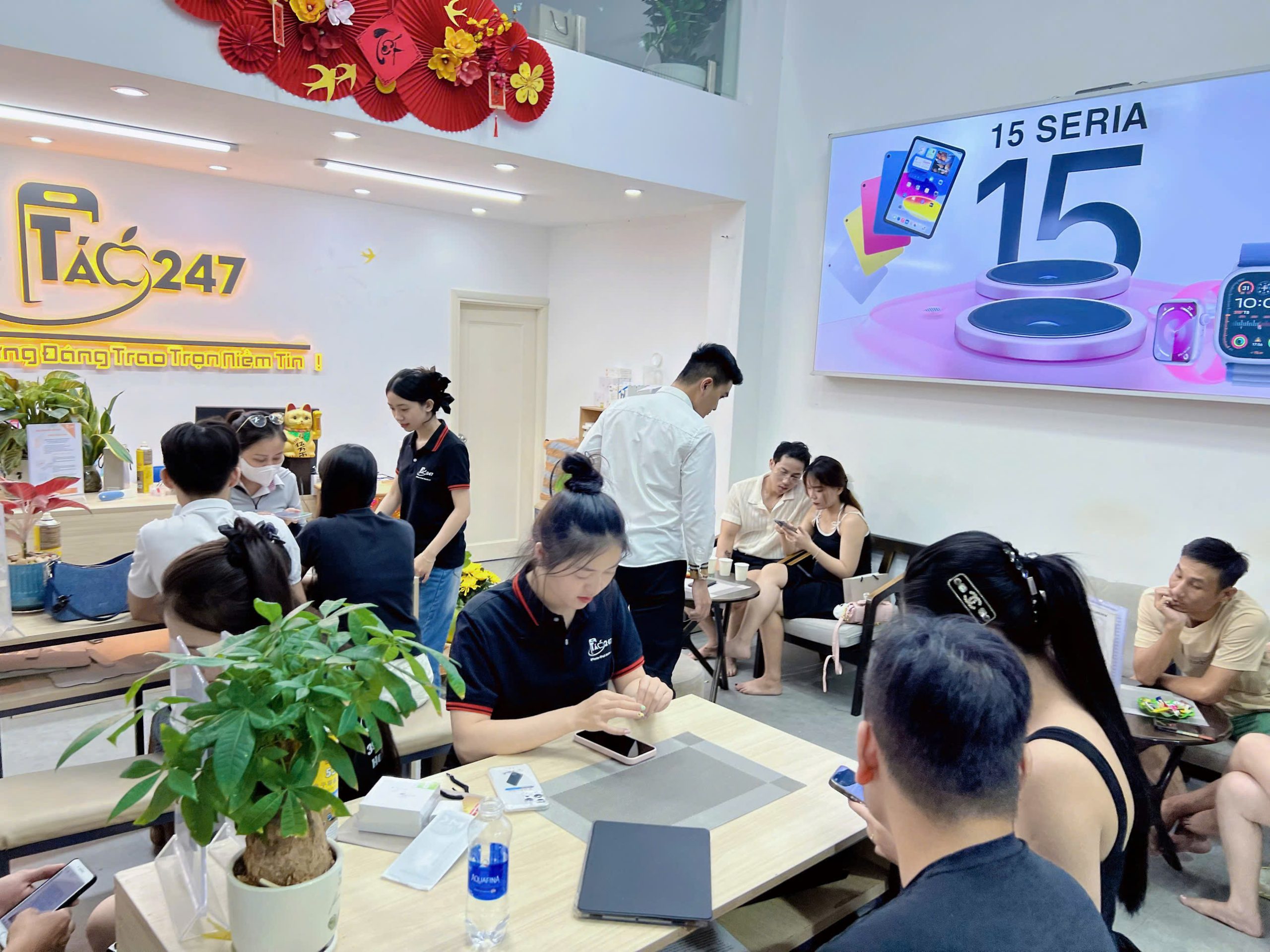 Cửa hàng Táo 247 Đà Nẵng đông khách đến mua iPhone 15 Pro cũ