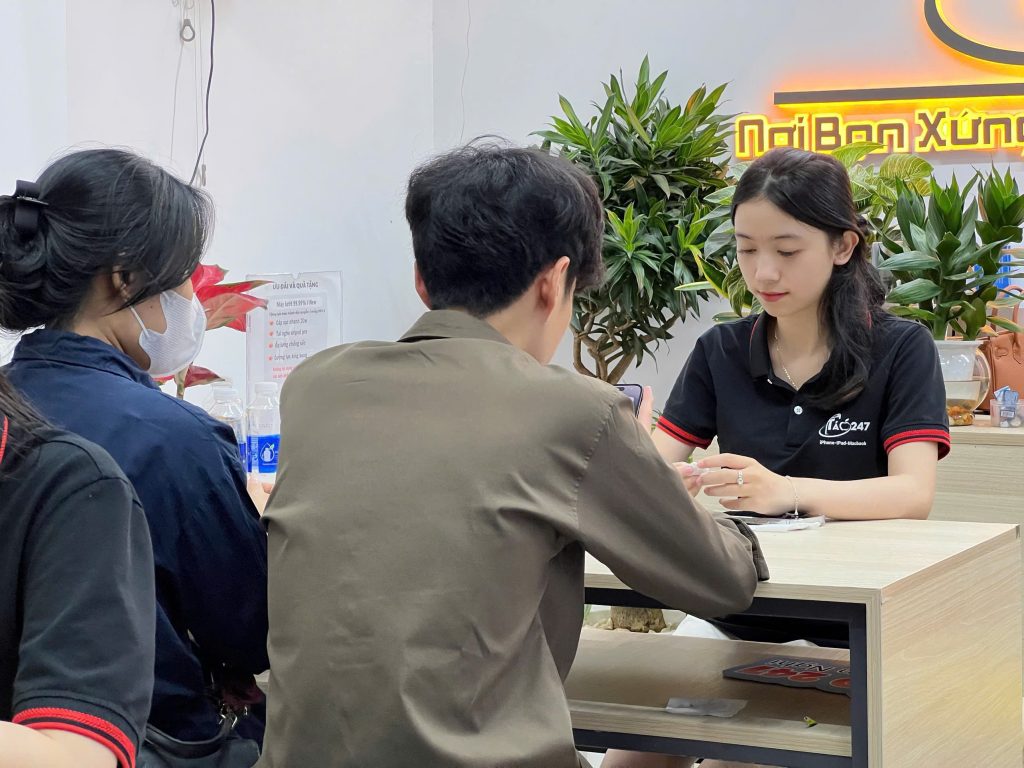 Nhân viên Táo 247 tư vấn mua iPhone 15 Pro cũ Đà Nẵng cho khách hàng
