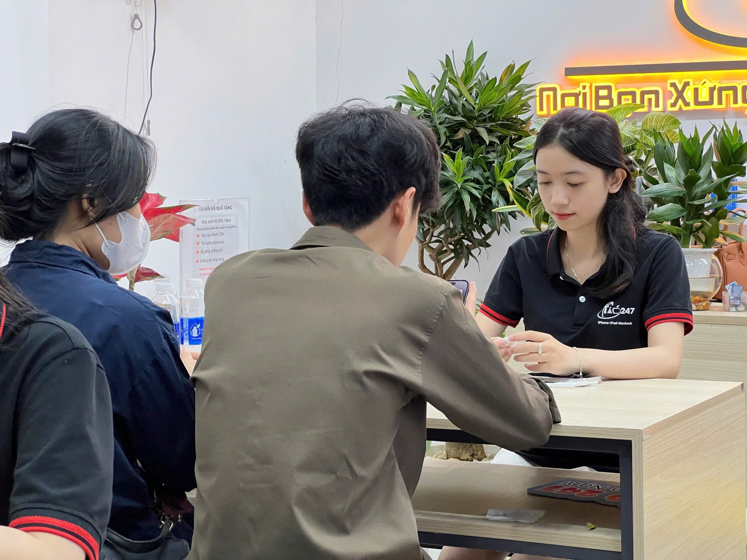 Nhân viên Táo 247 tư vấn mua iPhone 15 Pro cũ Đà Nẵng cho khách hàng