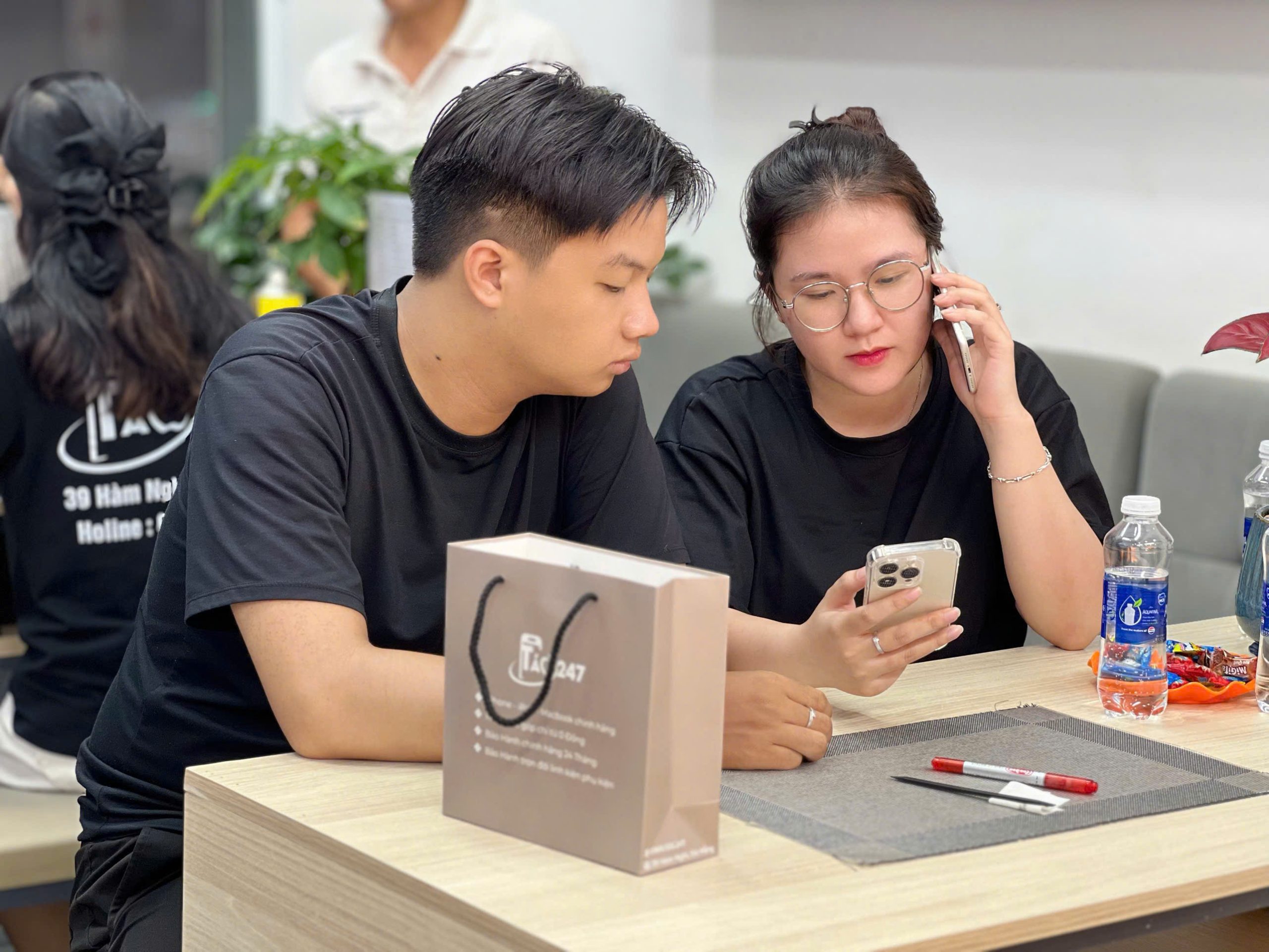 Khách hàng hài lòng khi sử dụng iPhone 15 Pro cũ mua tại Táo 247 Đà Nẵng