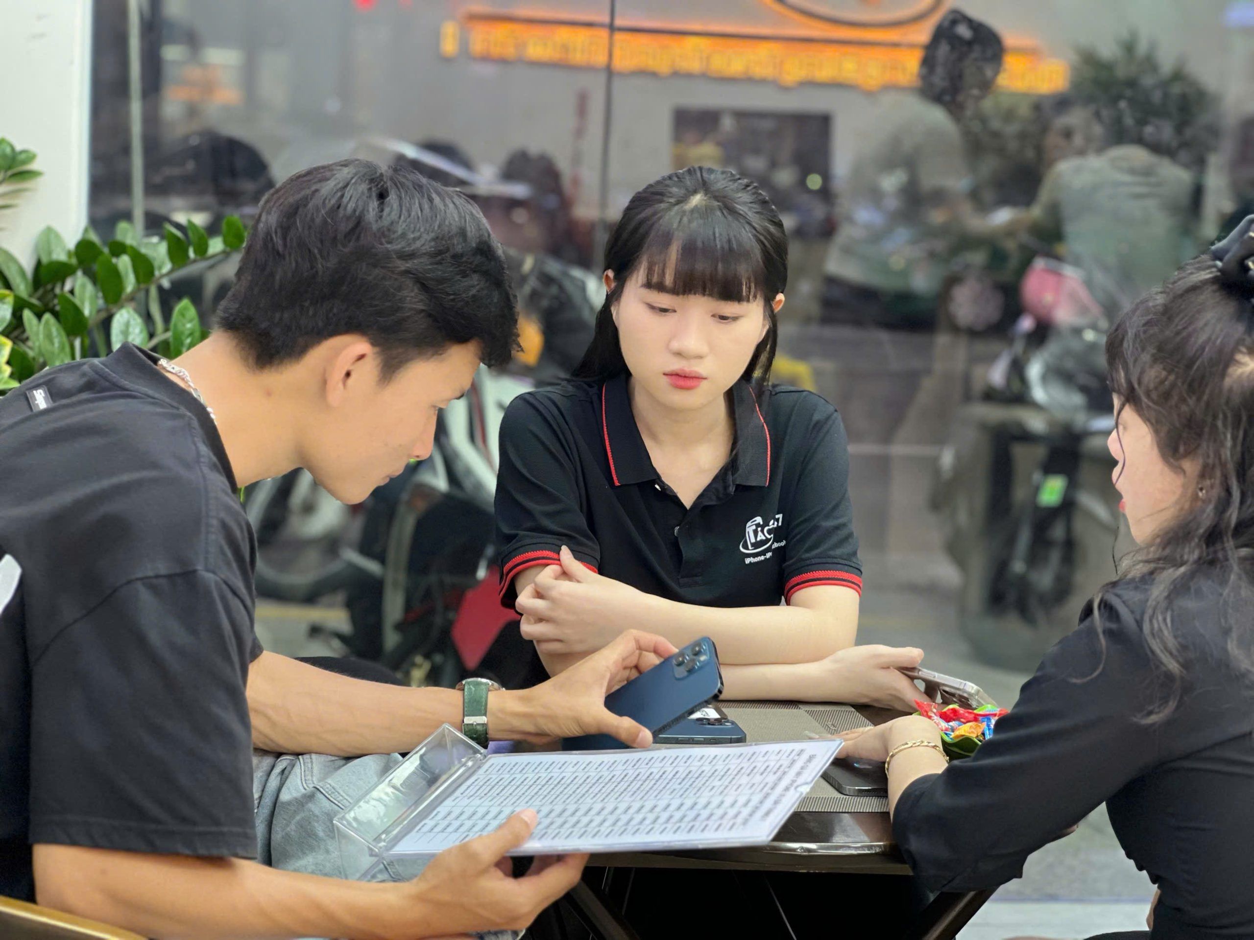 Cửa hàng Táo 247 Đà Nẵng đông khách mua iPhone 15 Pro cũ