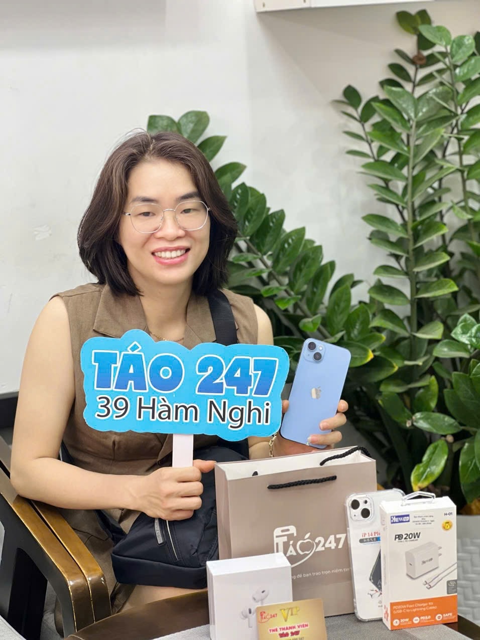 Khách hàng nhận iPhone cũ và quà tặng tại Táo 247 cơ sở 39 Hàm Nghi Đà Nẵng