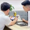 Khách hàng đang kiểm tra iPhone 15 Pro Max cũ tại cửa hàng Táo 247 Đà Nẵng