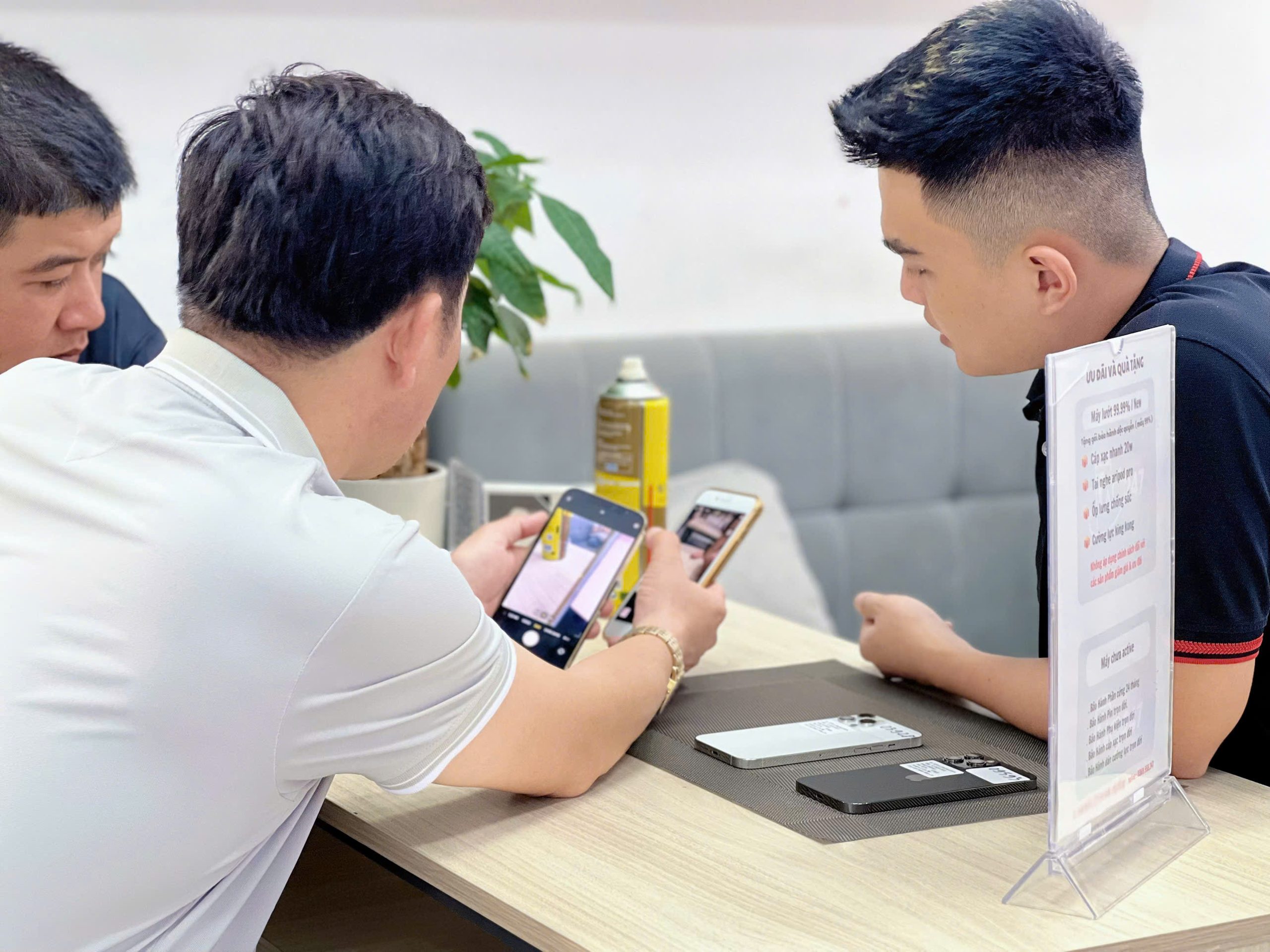 Khách hàng đang kiểm tra iPhone 15 Pro Max cũ tại cửa hàng Táo 247 Đà Nẵng