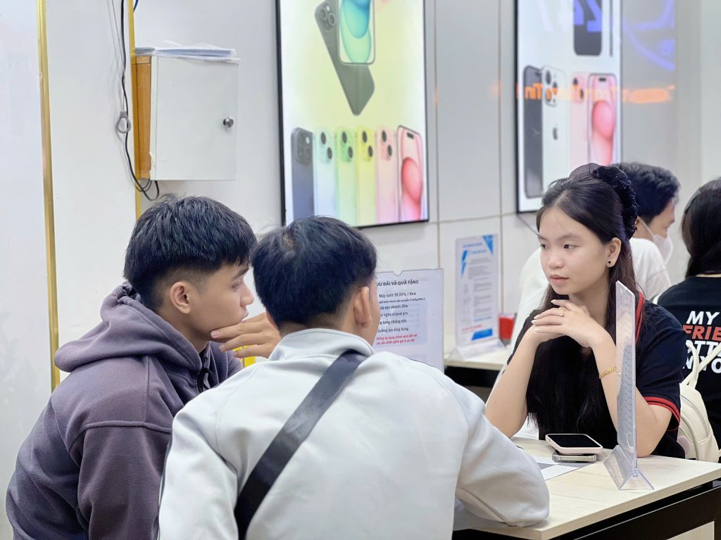 Khách hàng được nhân viên Táo 247 tư vấn chọn mua iPhone cũ chính hãng tại Đà Nẵng