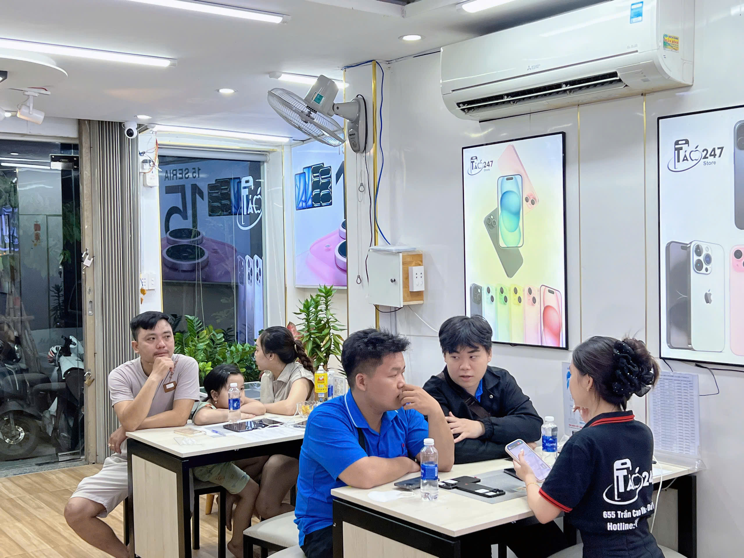 Khách hàng đang được tư vấn mua iPhone cũ tại cửa hàng Táo 247 Đà Nẵng