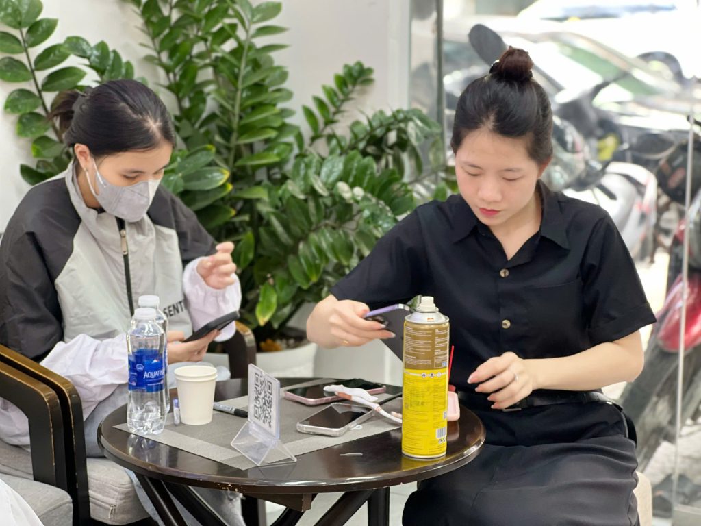 Khách hàng lựa chọn và kiểm tra iPhone tại Táo 247 Đà Nẵng.