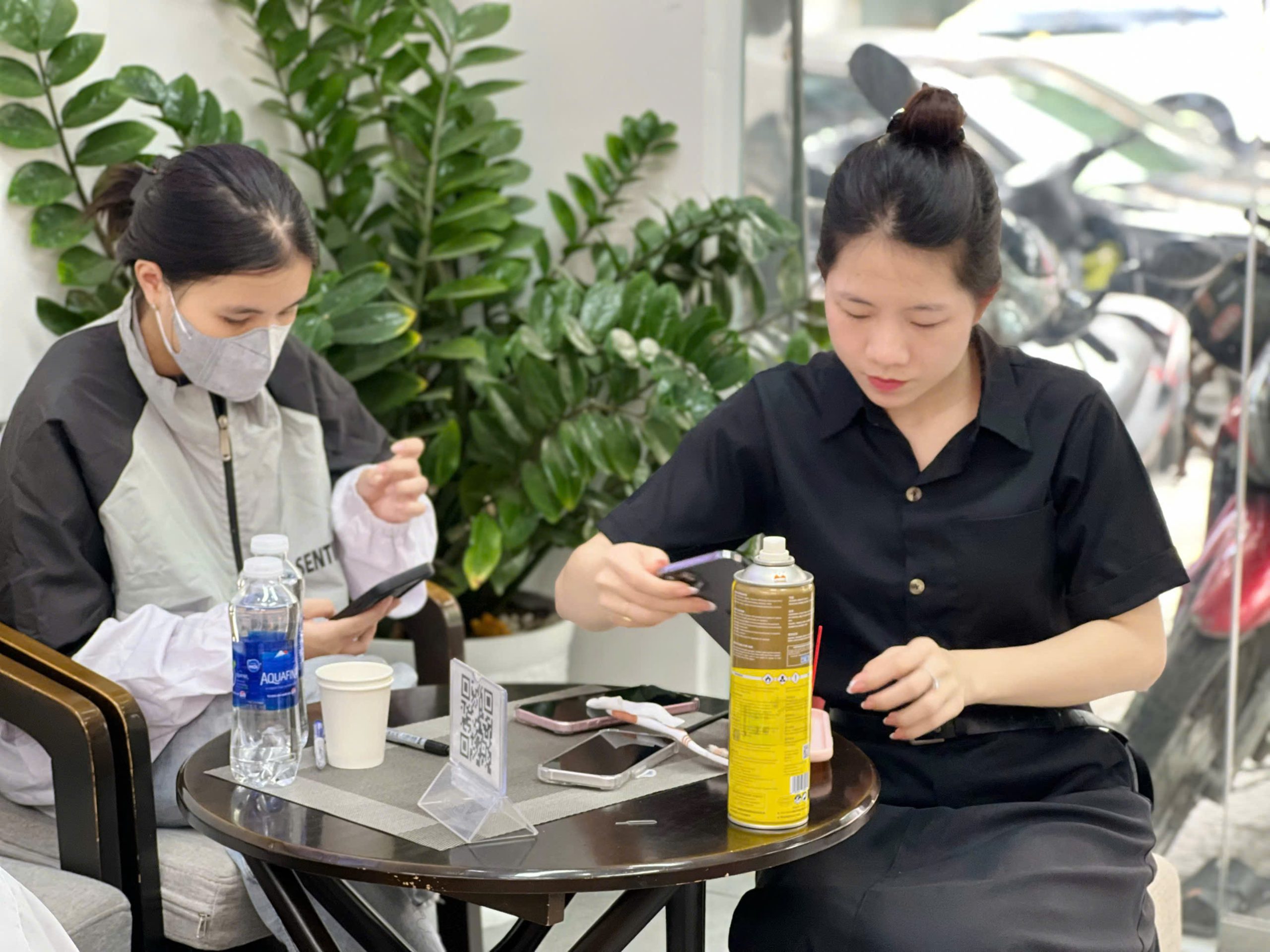 Khách hàng lựa chọn và kiểm tra iPhone tại Táo 247 Đà Nẵng.