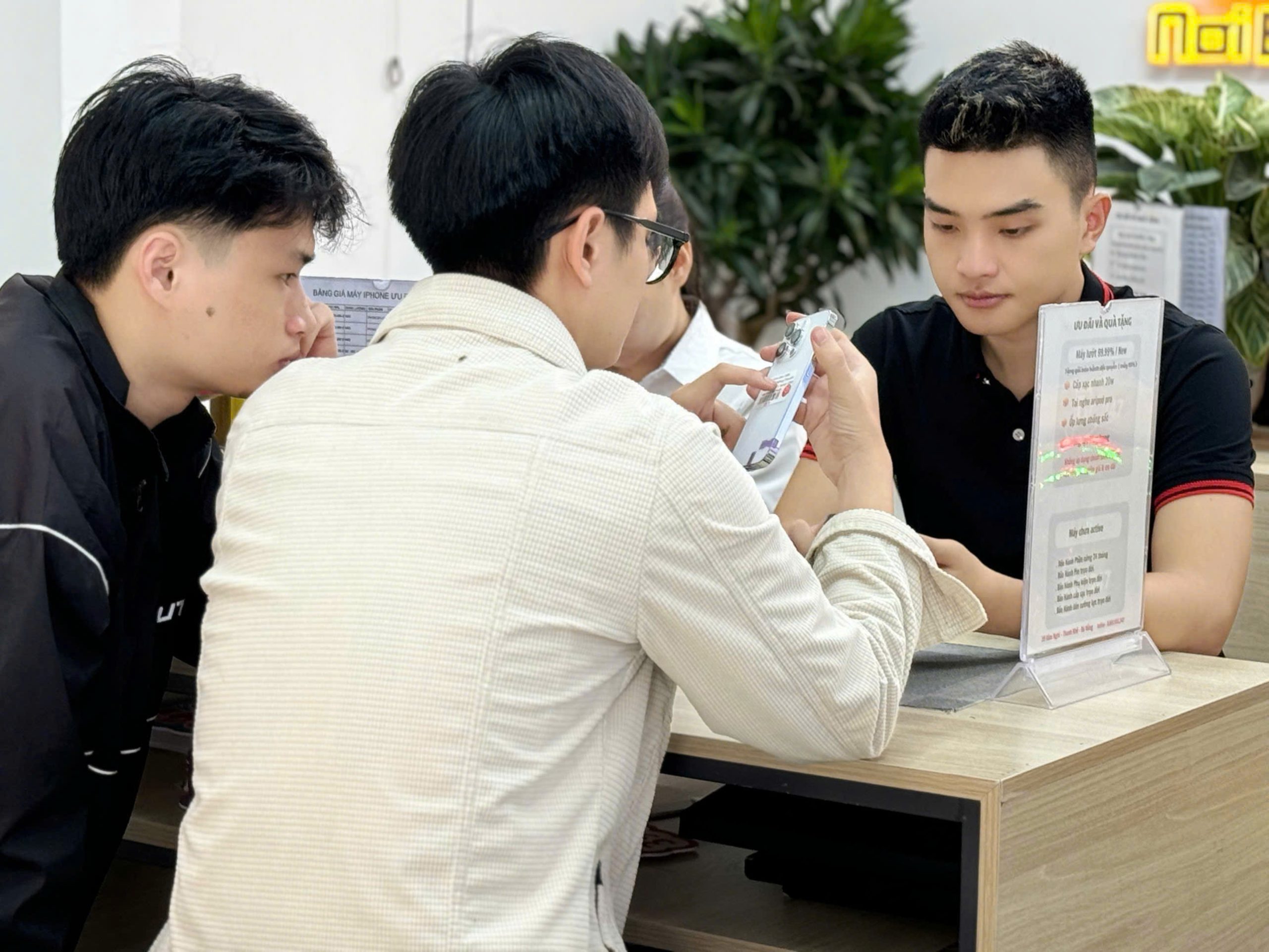 Khách hàng tư vấn và lựa chọn iPhone tại Táo 247 Đà Nẵng.