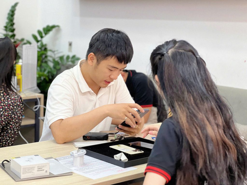 Khách hàng trải nghiệm mua iPhone tại Táo 247 Đà Nẵng, dịch vụ tư vấn chuyên nghiệp.