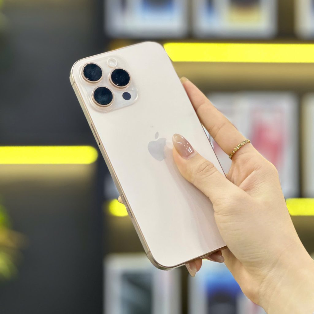 Khách hàng cầm iPhone 16 chính hãng màu trắng tại cửa hàng Táo 247 Đà Nẵng
