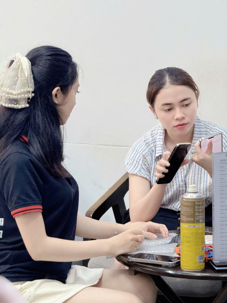 Nhân viên Táo 247 tư vấn iPhone 11 Pro Max cũ cho khách hàng tại Đà Nẵng
