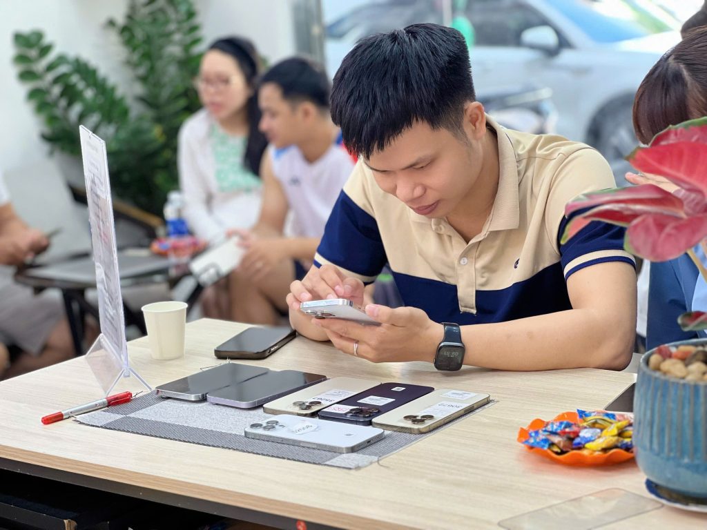 Khách hàng kiểm tra iPhone 11 Pro Max cũ tại cửa hàng Táo 247 Đà Nẵng
