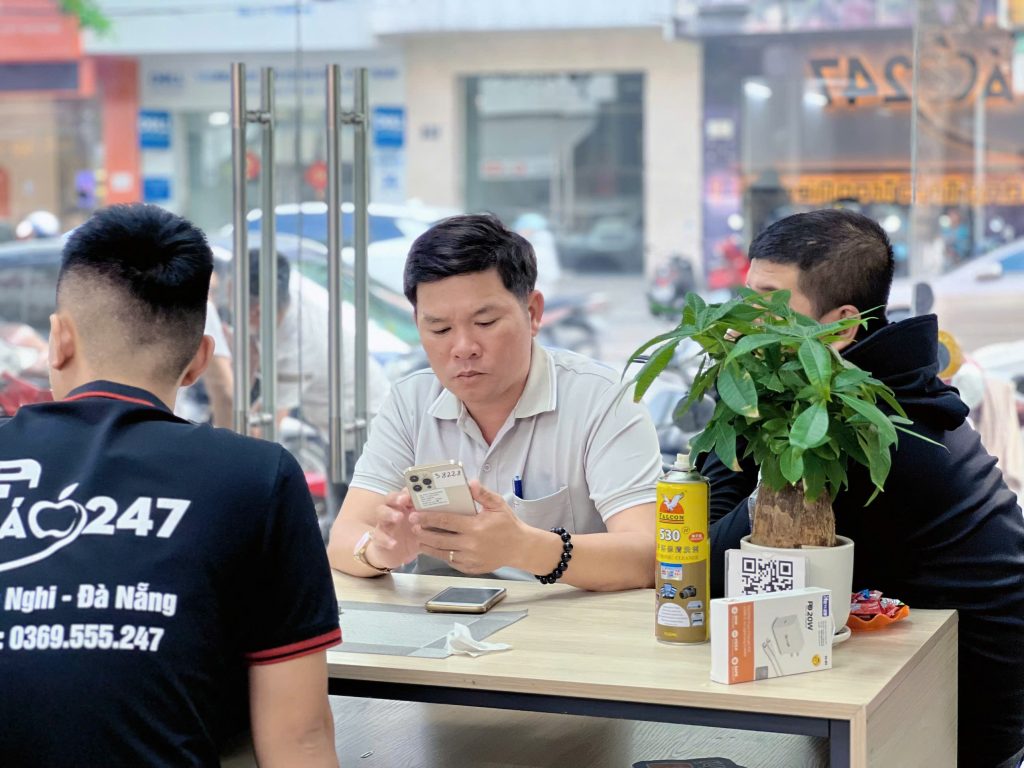 Khách hàng test iPhone 11 Pro Max cũ tại cửa hàng Táo 247 Đà Nẵng
