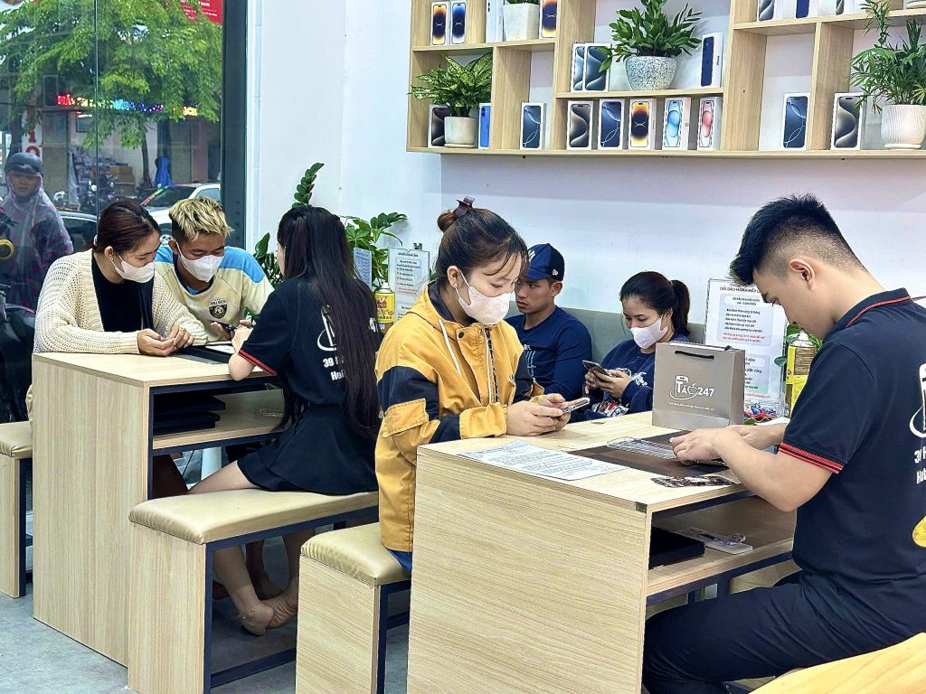 Khách hàng mua iPhone cũ tại cửa hàng Táo 247 Đà Nẵng – Đông đúc, uy tín
