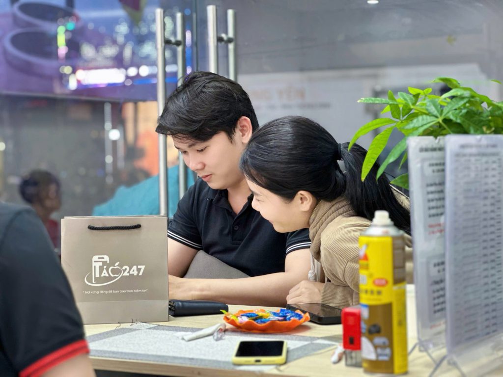 Khách hàng được tư vấn mua iPhone cũ tại cửa hàng Táo 247 Đà Nẵng
