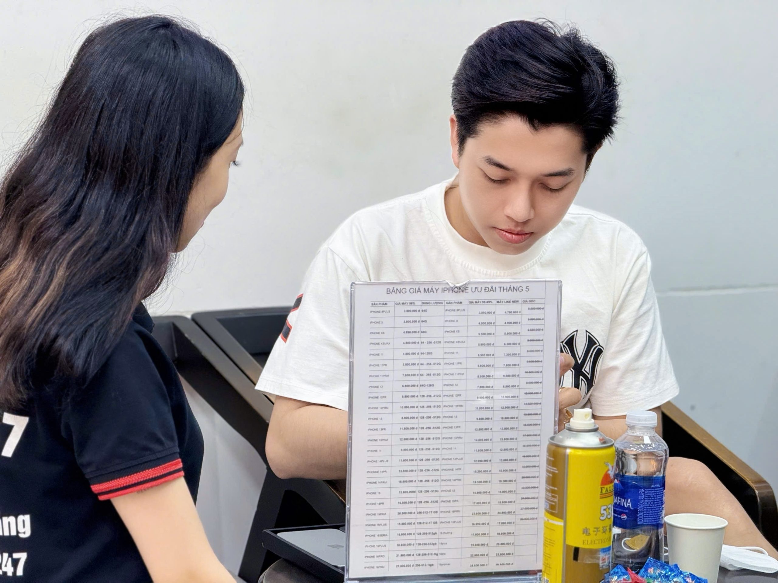 Khách hàng tham khảo bảng giá iPhone cũ tại cửa hàng Táo 247 Đà Nẵng