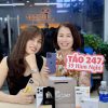 Khách hàng nhận iPhone cũ Đà Nẵng tại cửa hàng Táo 247