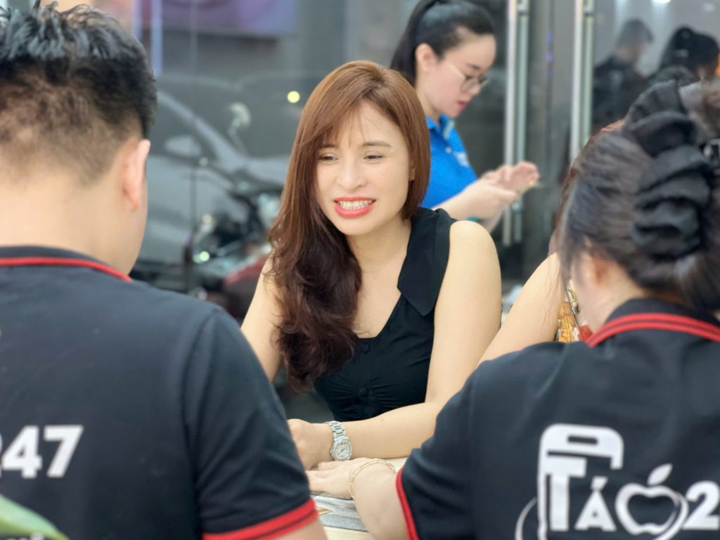 Khách hàng hài lòng sau khi mua iPhone 14 cũ tại Táo 247 Đà Nẵng