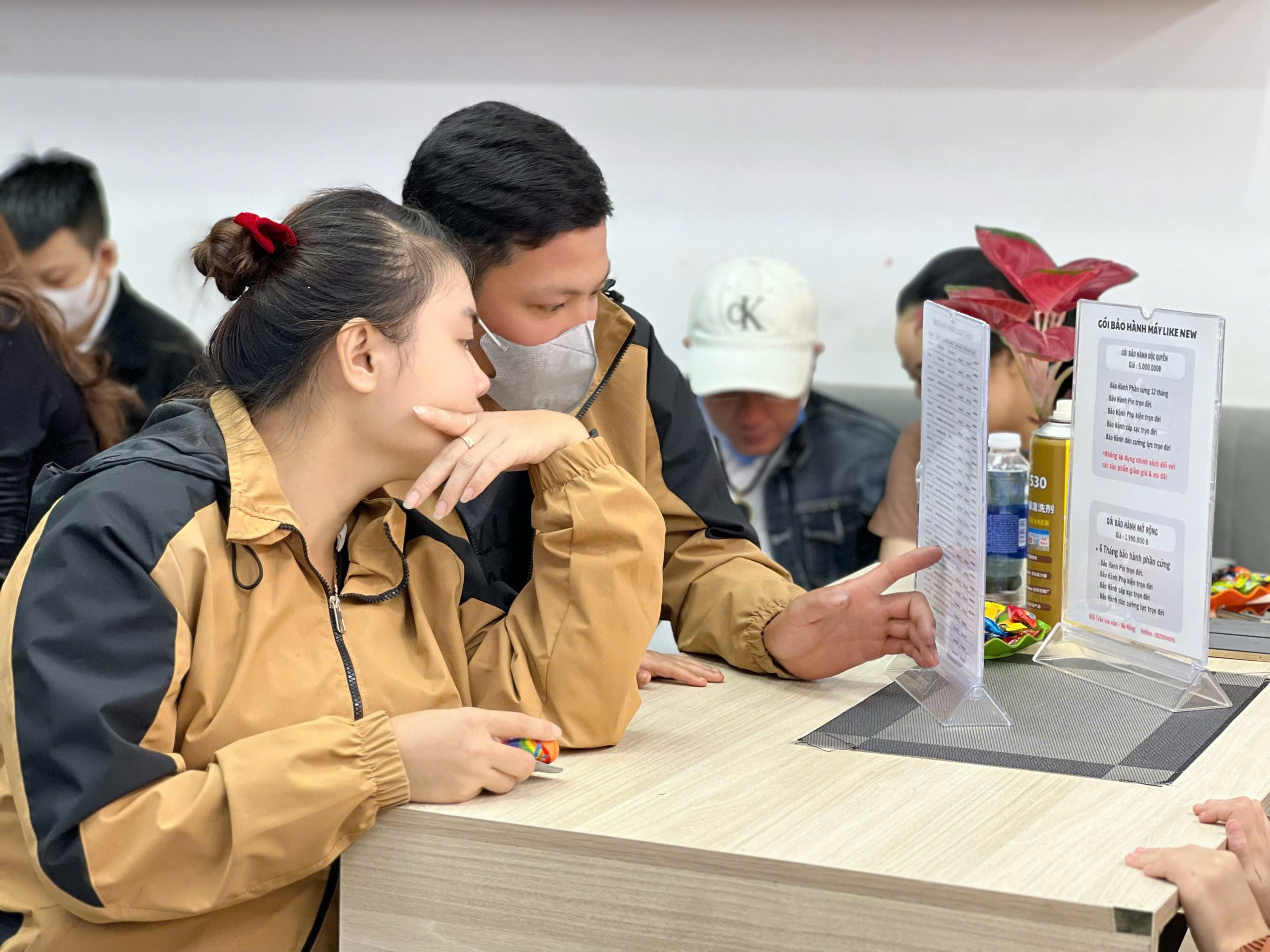 Khách hàng trải nghiệm iPhone cũ giá rẻ tại Táo 247 Đà Nẵng