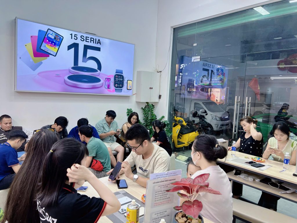 Khách hàng tham dự sự kiện trải nghiệm iPhone cũ giá rẻ tại Táo 247 Đà Nẵng