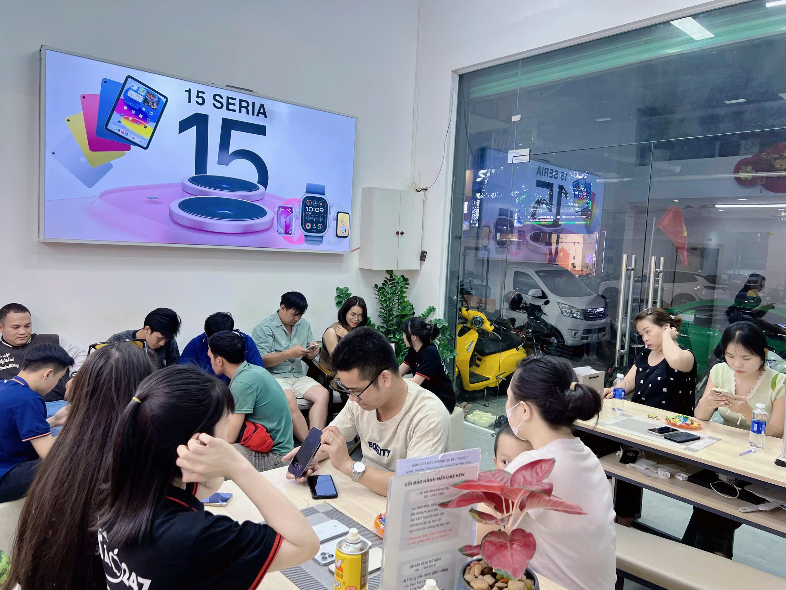 Khách hàng tham dự sự kiện trải nghiệm iPhone cũ giá rẻ tại Táo 247 Đà Nẵng