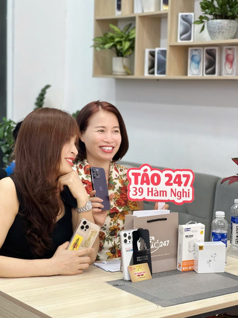 Khách hàng mua iPhone 13 cũ chính hãng tại Táo 247