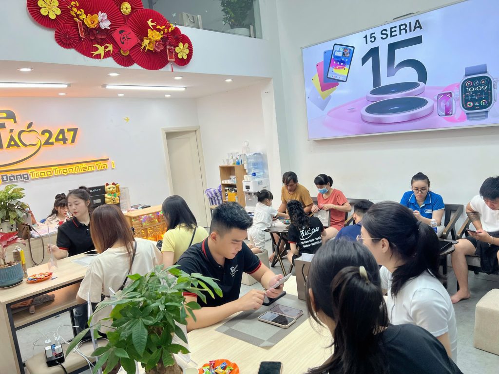 Khách hàng trải nghiệm dịch vụ mua iPhone cũ tại Táo 247