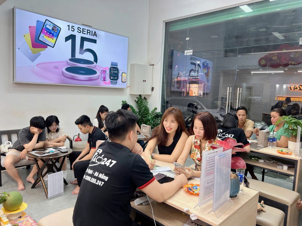 Không gian cửa hàng iPhone cũ Táo 247 tại Đà Nẵng