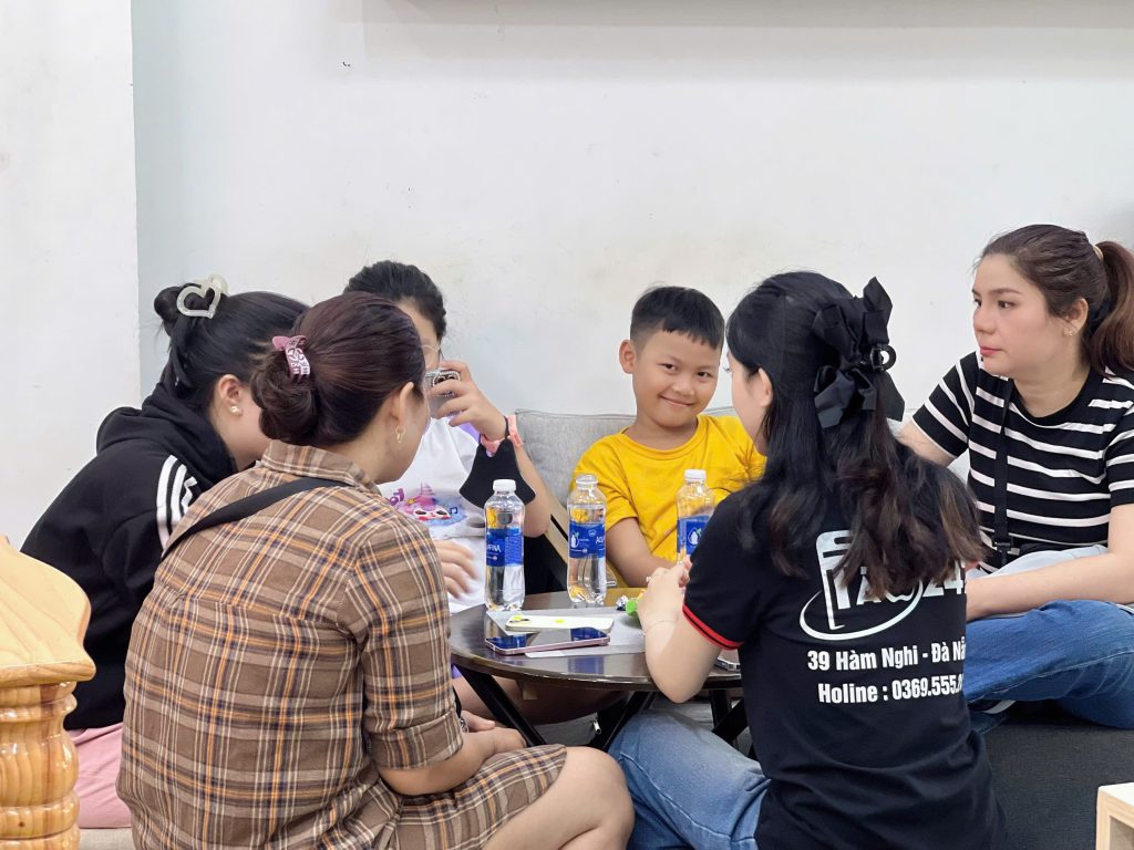 Khách hàng giao lưu và trao đổi cùng nhân viên Táo 247 tại Đà Nẵng