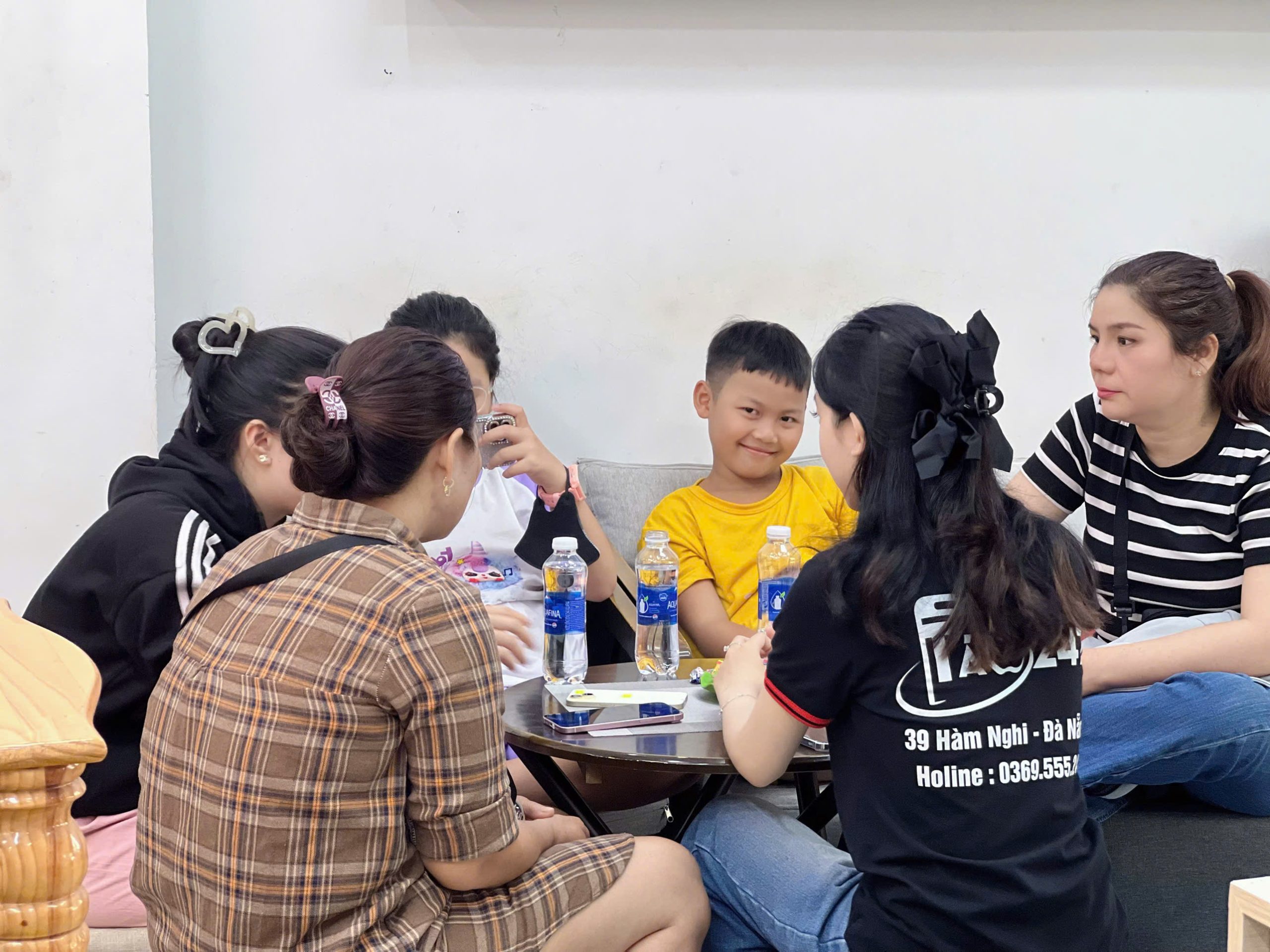 Khách hàng giao lưu và trao đổi cùng nhân viên Táo 247 tại Đà Nẵng