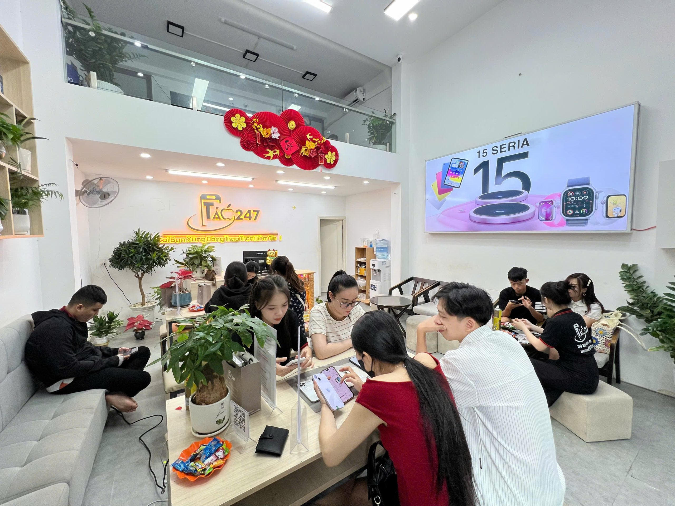 Khách hàng mua iPhone 13 cũ tại Táo 247 Đà Nẵng nhận tư vấn trực tiếp tại cửa hàng