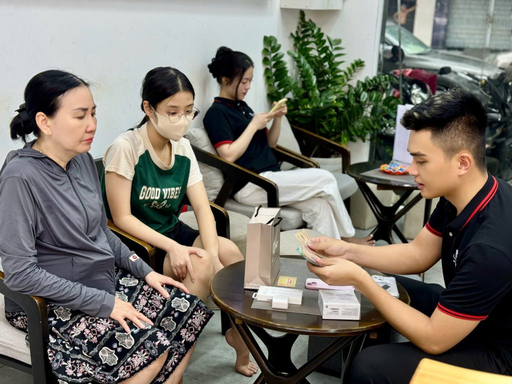 Khách hàng thanh toán khi mua iPhone cũ tại Táo 247 Đà Nẵng
