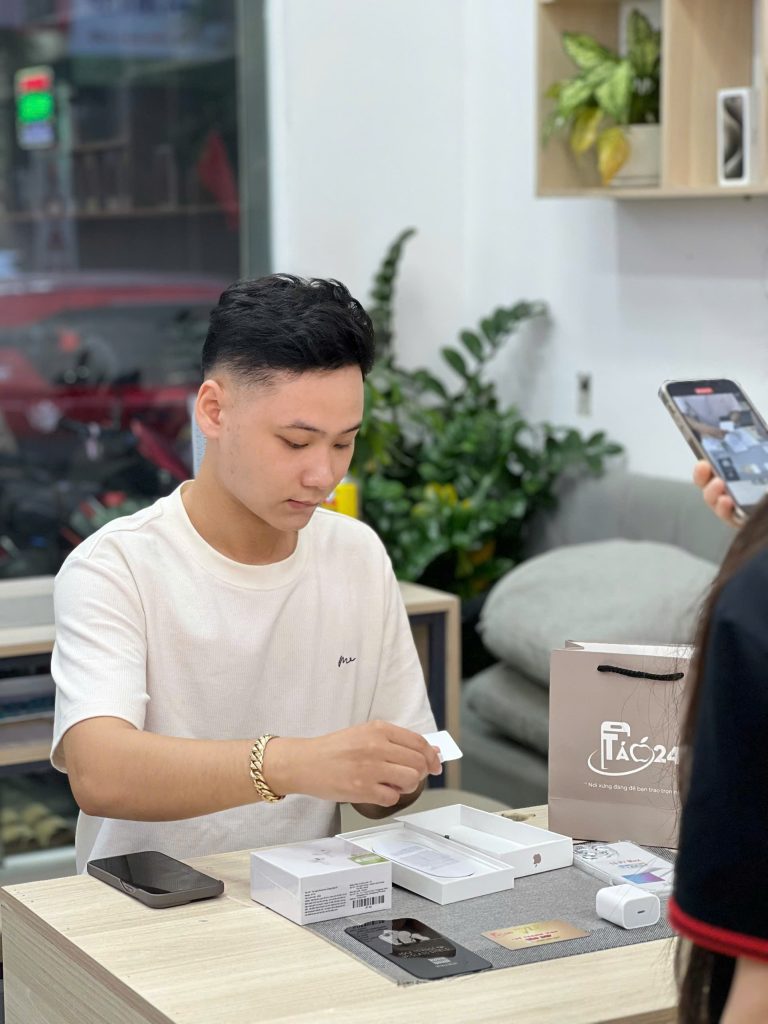 Khách hàng trải nghiệm iPhone cũ giá rẻ tại Táo 247 Đà Nẵng
