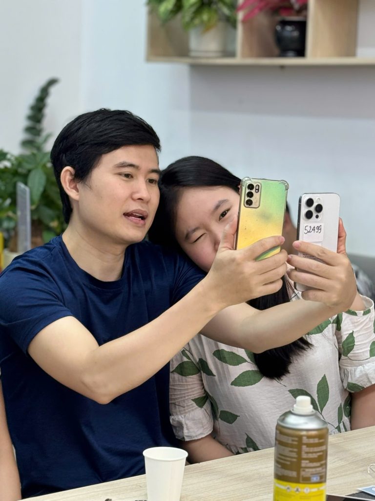 Nhân viên Táo 247 tư vấn khách mua iPhone 13 cũ tại Đà Nẵng
