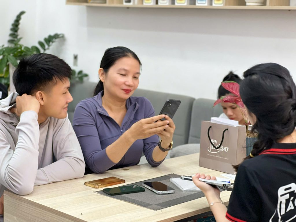 Nhân viên Táo 247 tư vấn khách hàng mua iPhone cũ giá rẻ tại Đà Nẵng