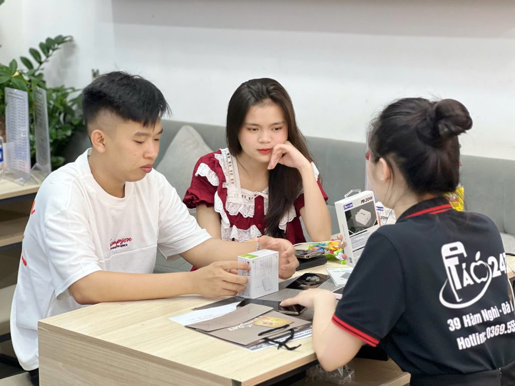 Khách hàng mua iPhone cũ giá rẻ tại cửa hàng Táo 247 Đà Nẵng